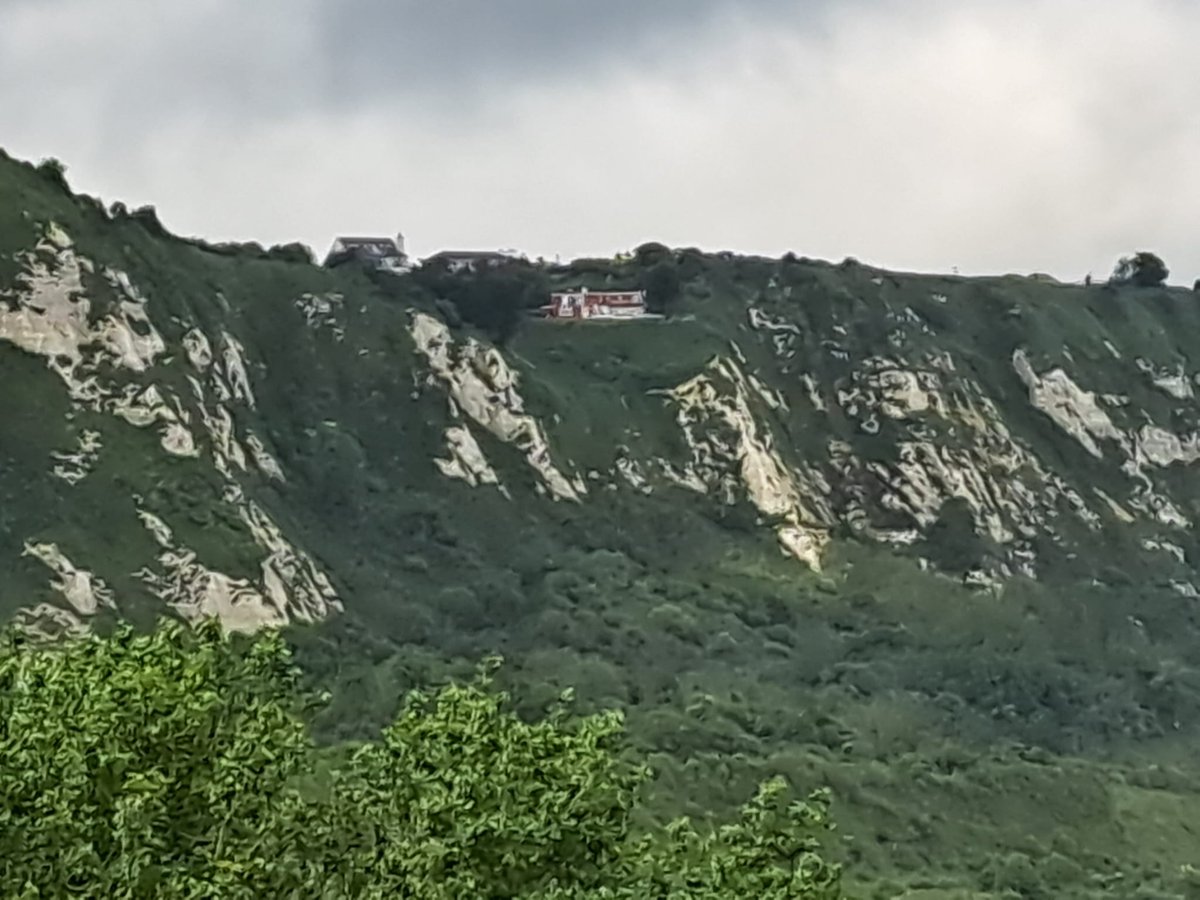 If you visit the Warren in #Folkestone you will see the white house on the cliff. Why did this house turn red for 4 weeks this summer? Zoom in to the close-up to see this. If you go and look now, it is gleaming white again. DM us to unravel the mystery.
#surveyor #refurbishment