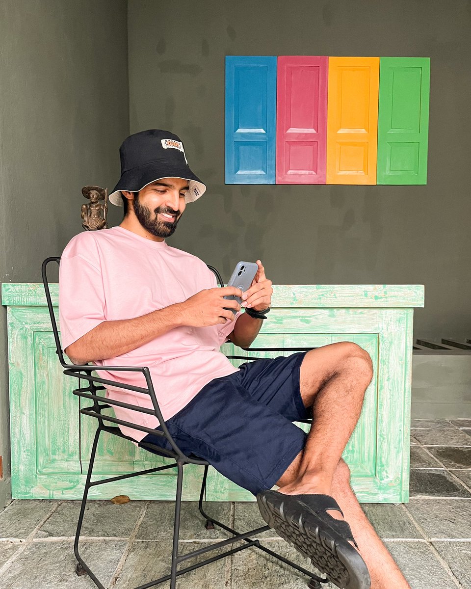 udeshnilanga's tweet photo. When life gives you a chair, strike a pose 📸 https://t.co/p2omDPqQfJ