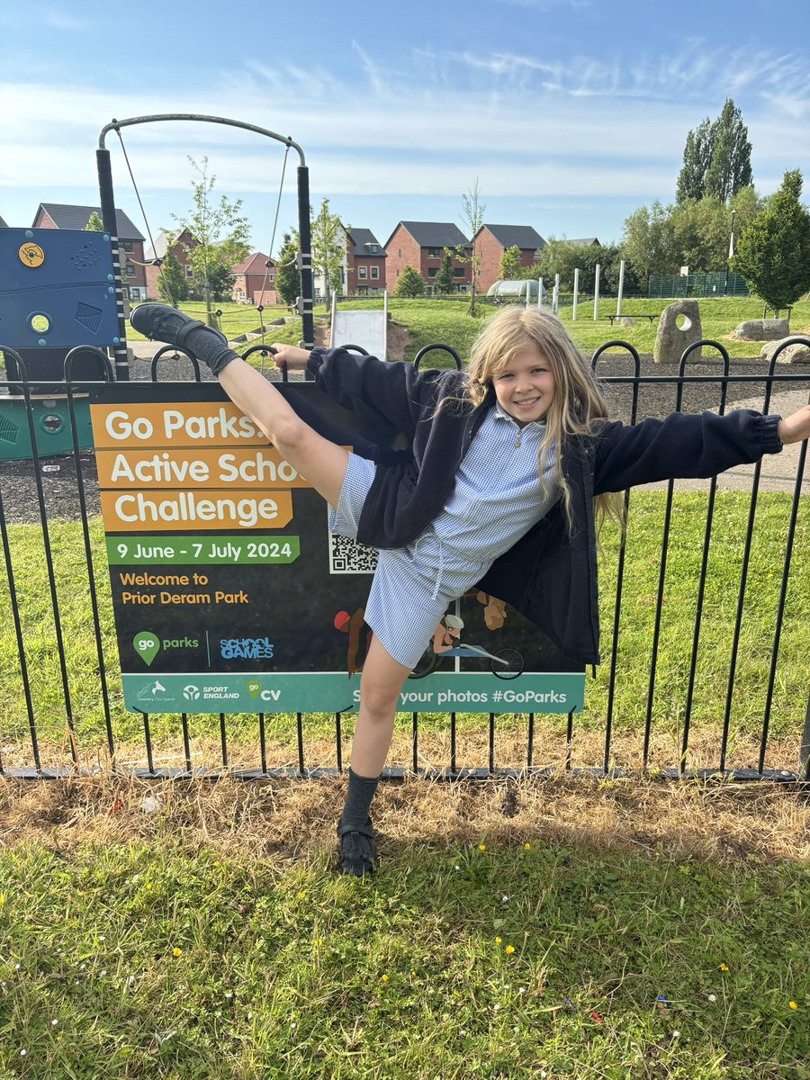 ronitillman's tweet image. 2 scans before school and we managed to get the older one to have his photo taken as well. Look at the enthusiasm 😂 
#goparks @CovSport #teamEGJS @AcademyWestwood