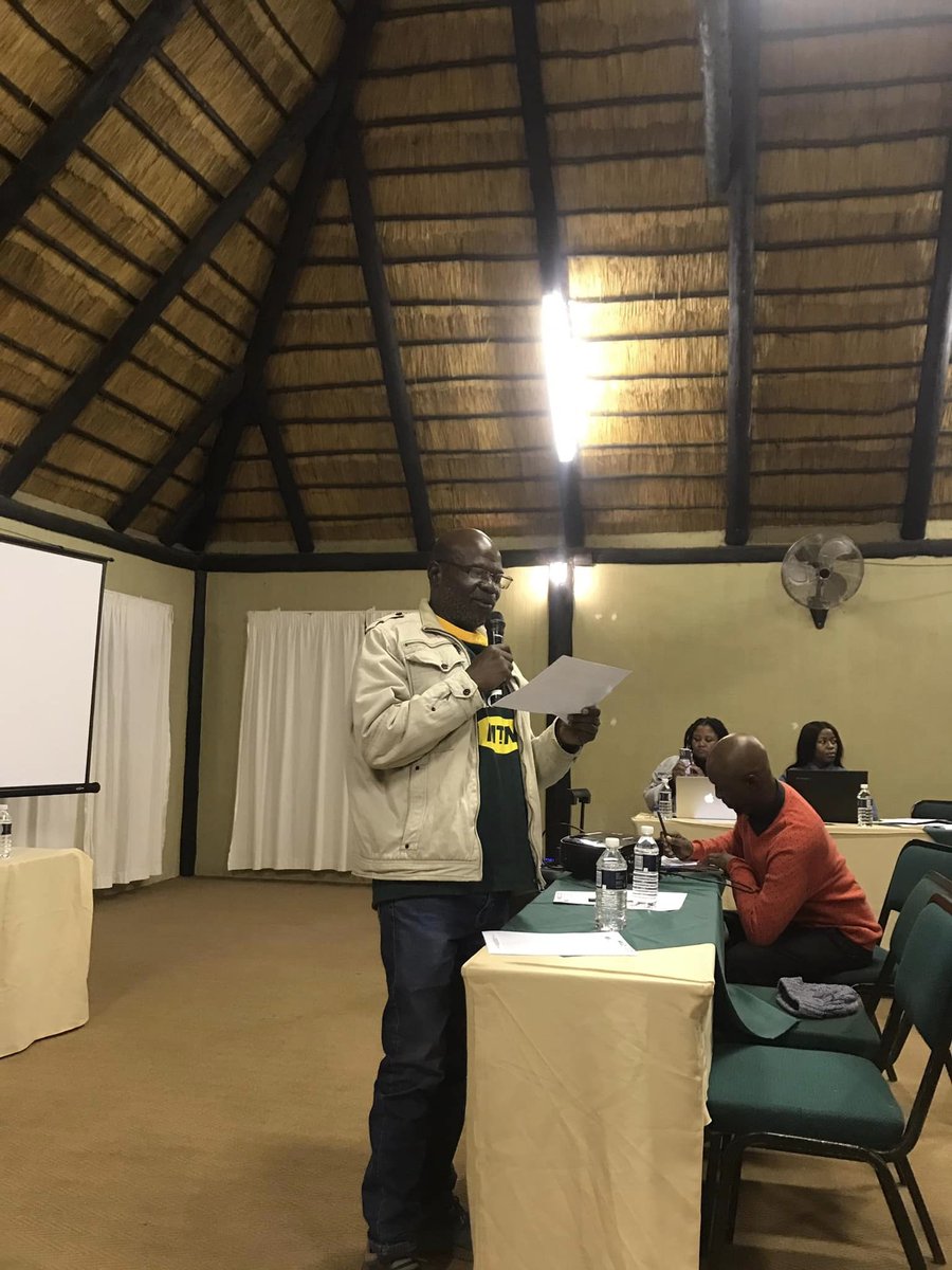 Dumelang Limpopo,

On June 18th, we held a night vigil to prepare for our demonstration at the Premier’s office. Mr. Molatelo Mohale and Mrs. Motlanalo Lebepe outlined our key objectives for the two-day protest.

#Siyaya ✊🏿 #Mawubuye✊🏿 #landjustice #30YearsOfDemocracy