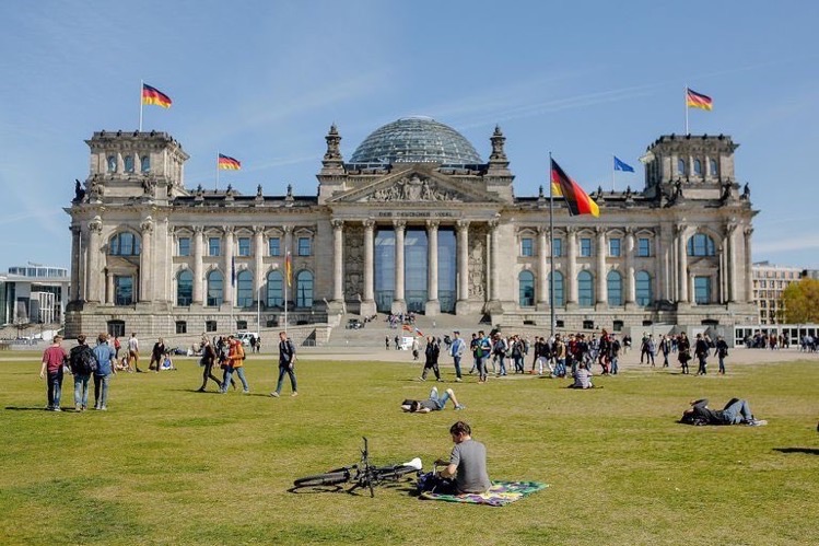 20 June 1991. The German Bundestag voted by 337 to 320 to move the capital from Bonn back to Berlin. Due to a vote counting error, a further vote was added to those in favour. The move took 8 years to complete. On 19 April 1999, the German Bundestag finally met in the Reichstag.