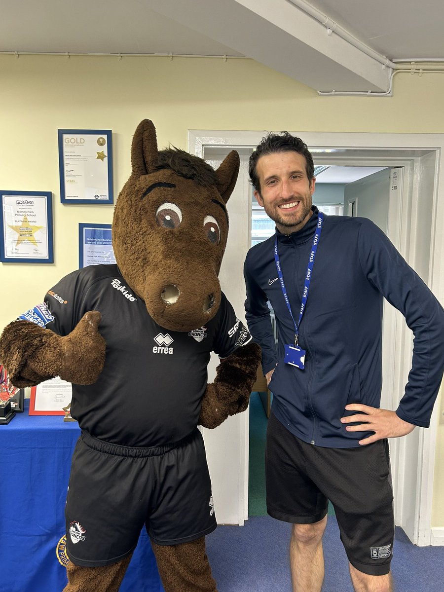 Today we have welcomed the <a href="/LondonBroncosRL/">London Broncos</a> to school to talk to the children about the importance of hydration! Mr Tagg &amp; the children loved meeting Buck!