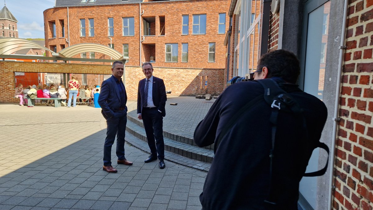 KathOndVla's tweet photo. Een school is een van de laatst overblijvende ontmoetingsplekken in een dorp. Dat creëert verwachtingen en uitdagingen, dus moeten we hen als gemeenschap ondersteunen.

Voor het magazine van @LandelijkeGilde ging directeur-generaal @BoeveLieven in gesprek met @LodeCeyssens. https://t.co/aHT52zvJAx