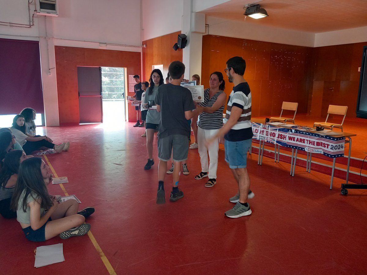 vilallengua's tweet photo. A 1r i 2n d'ESO acabem el curs valorant l'esforç de molts alumnes a la matèria d'anglès i reconeixent la seva implicació i bon resultats en el concurs estatal The Big Challenge. Tots marxen amb les mans plenes i molts amb la certesa d'haver fet una bona feina. Congrats to all! https://t.co/j09mvki4DZ