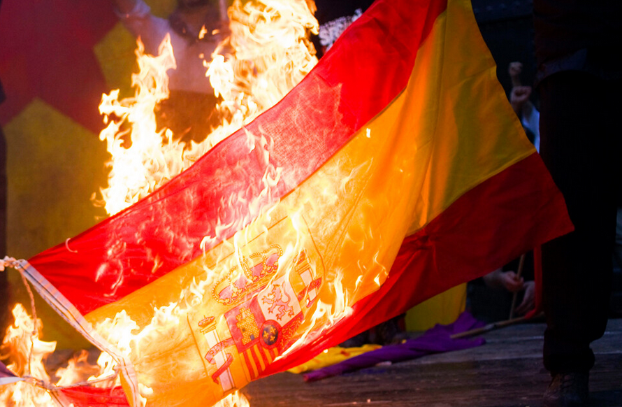⚠️Un independentista que espera l'amnistia rep a canvi una condemna!

❌Jutjat per una protesta contra una paradeta espanyolista enmig de la UAB, la jutgessa el condemna per treure'ls una bandera espanyola i qüestiona la legalitat de l'amnistia.

❌LA REPRESSIÓ NO S'ATURA!!!