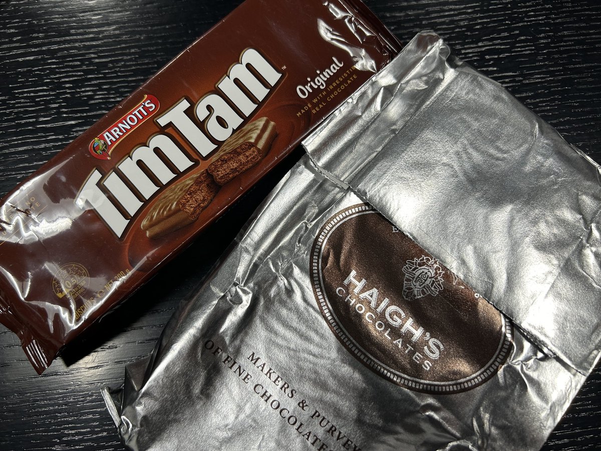 AusAmbAthens's tweet image. It’s a great day at the office when the diaspora come bearing gifts from home!! @Haighs1915 @ArnottsBikkies #notsharing