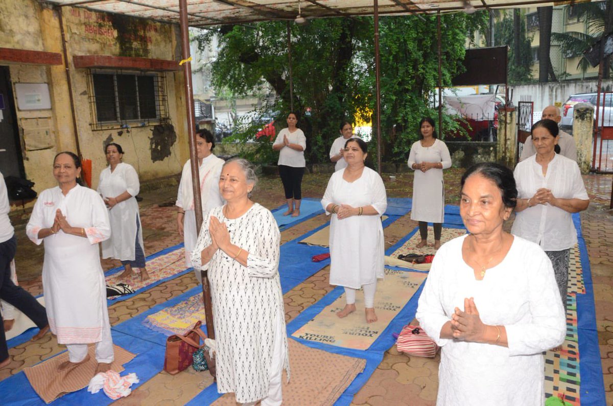 tejasvee27's tweet image. #internationalyogaday आंतरराष्ट्रीय योग दिन साजरा महिला पतंजलि योग समिती व शिवसेना उद्धव बाळासाहेब ठाकरे शाखा क्र. १ च्या माध्यामातून आज बोरिवलीत आंतरराष्ट्रीय योग दिन समाज कल्याण केंद्र आय. सी. कॅालनी येथे साजरा करण्यात आला.