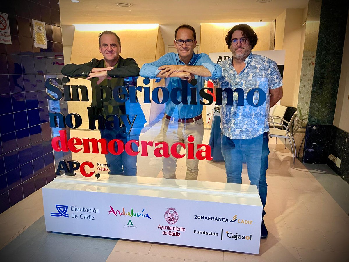 En la presentación anoche de «Días salvajes» en la sede de la <a href="/APCadiz/">APC</a>, que estrena un bonito y acertado lema. 
📷 Con dos grandes anfitriones, <a href="/FranchoBaron/">Francho Barón</a> y Diego Calvo.
