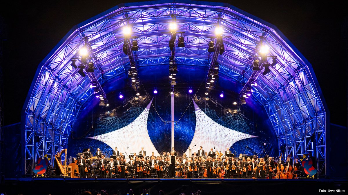 Erlebt am Sonntag die Staatsphilharmonie Nürnberg beim #KlassikOpenAir im Luitpoldhain! Das Familienkonzert um 11 Uhr und das Abendkonzert „Romeo und Julia“ um 20 Uhr versprechen „Große Gefühle“. 🎶❤️ klassikopenair.nuernberg.de