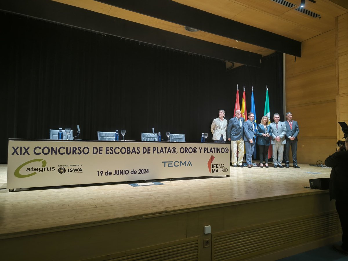 🎖️🧹Recibimos con una gran alegría en la Feria Internacional de Urbanismo y Medio Ambiente de Madrid,  la ‘Escoba de Oro’ de limpieza, otorgada por la prestigiosa entidad Ategrus en reconocimiento al ‘Servicio Puerta a Puerta’ de Aira implantado en 2023 y en crecimiento.