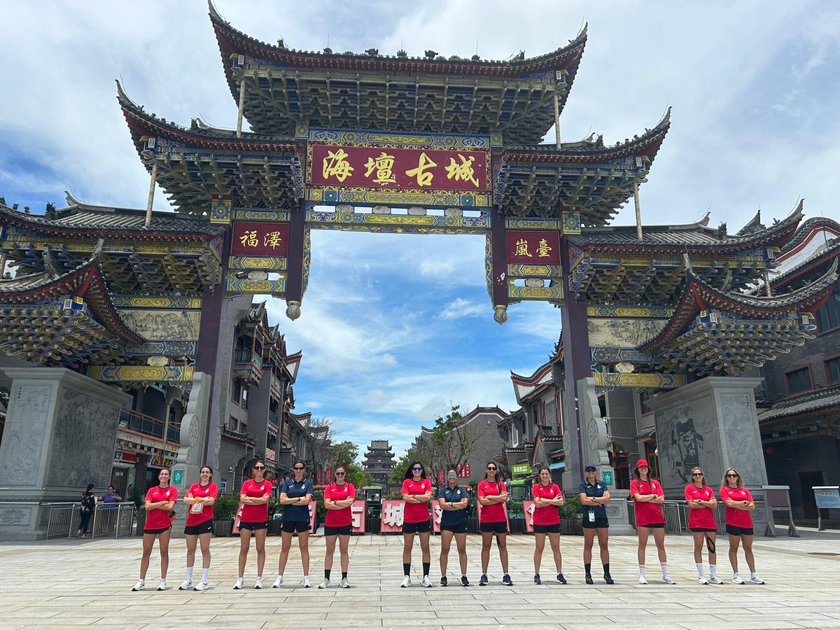 📸 ¡Foto de nuestras #GuerrerasArena 🇪🇸 haciendo algo de turismo por la Isla Pingtan 🇨🇳! 

🤩 ¡No todo iba a ser jugar! 

#SheLovesHandball #BalonmanoPlaya