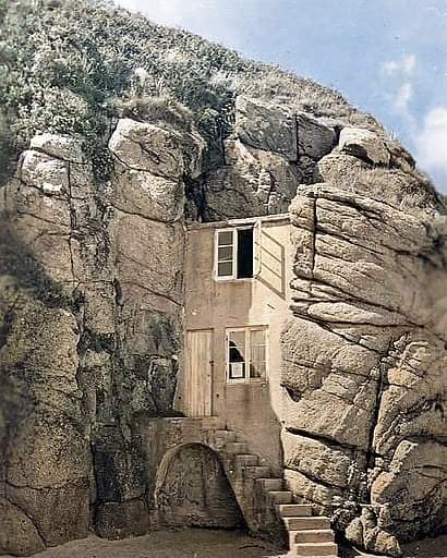 FreshPharma's tweet image. The Wendy House was built in the granite cliff face of Porthcurno in Cornwall during the 1920s by Rowena Cade.
#lovemycountry #landmark #transport #chilled #frozen #temperature #controlled #refrigerated #couriers