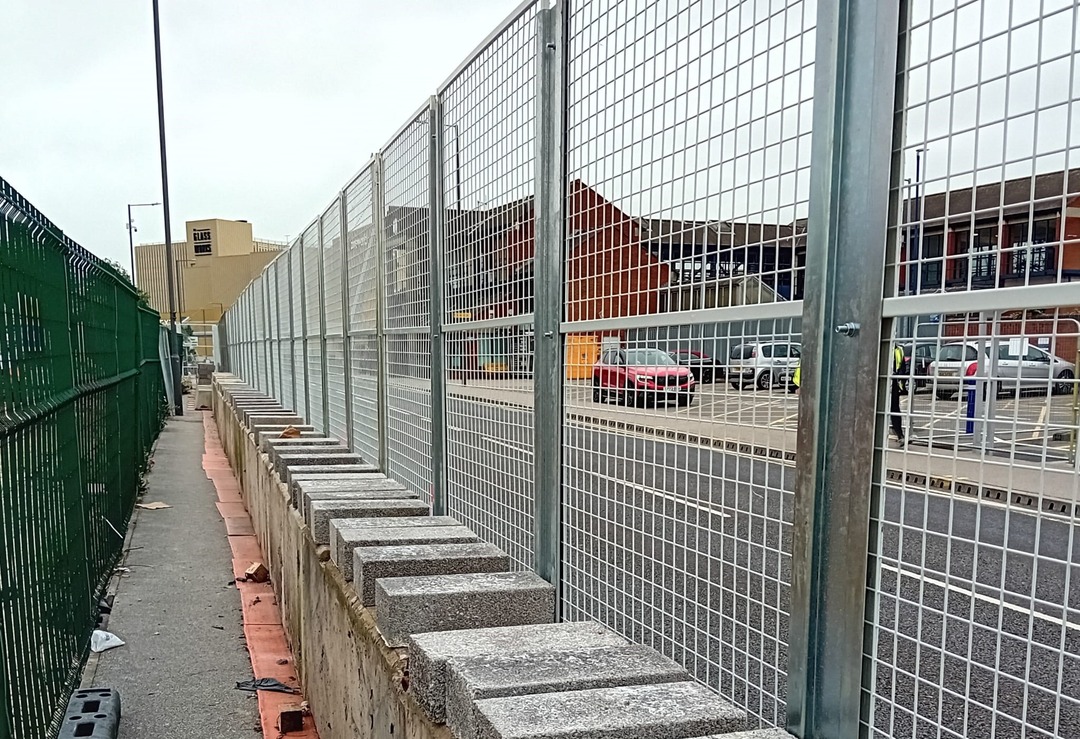 hoard_it's tweet photo. A beginning to end snapshot of a recent hoarding solution for a project in Barnsley for contractor @Triton Construction!π§
@Barnsley council @Onside #reusablehoarding #triton #siteprotection #sithoarding #ukconstruction #barnsley https://t.co/j5RAQZLE73