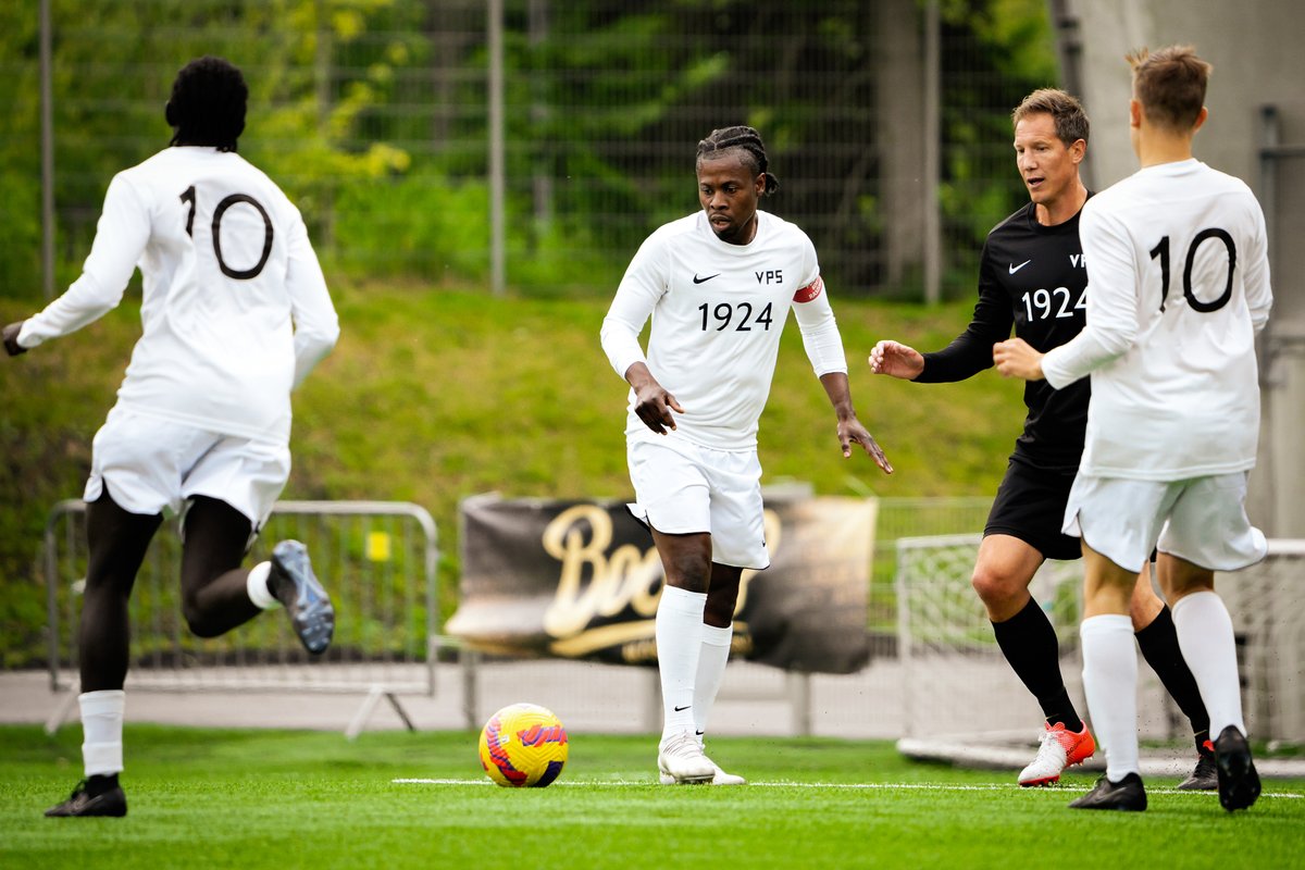 Team Strandvall vs. Team Morrissey. Kenttä täynnä legendoja.

Tässä unohtumattoman tapahtuman parhaita paloja, olkaa hyvä!🔥

#yhdessäseistään #seuraaraitaa #vepsu #vaasa #vasa #veikkausliiga #lemonsoftstadion #vps100