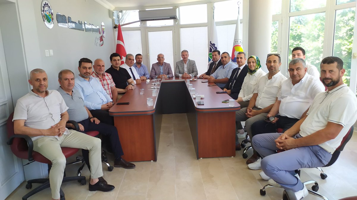 Ahmet_Guldal's tweet photo. Susurluk ve Mustafa Kemal Paşa ticaret borsalarını ziyaret ederek, borsa yöneticileri ile ziraat odası başkanları ve üreticilerimizle bayramlaştık, hasat ve alım faaliyetlerimizi değerlendirdik, bereketli olsun dileklerimizi ilettik. https://t.co/QrXEXsaVi6
