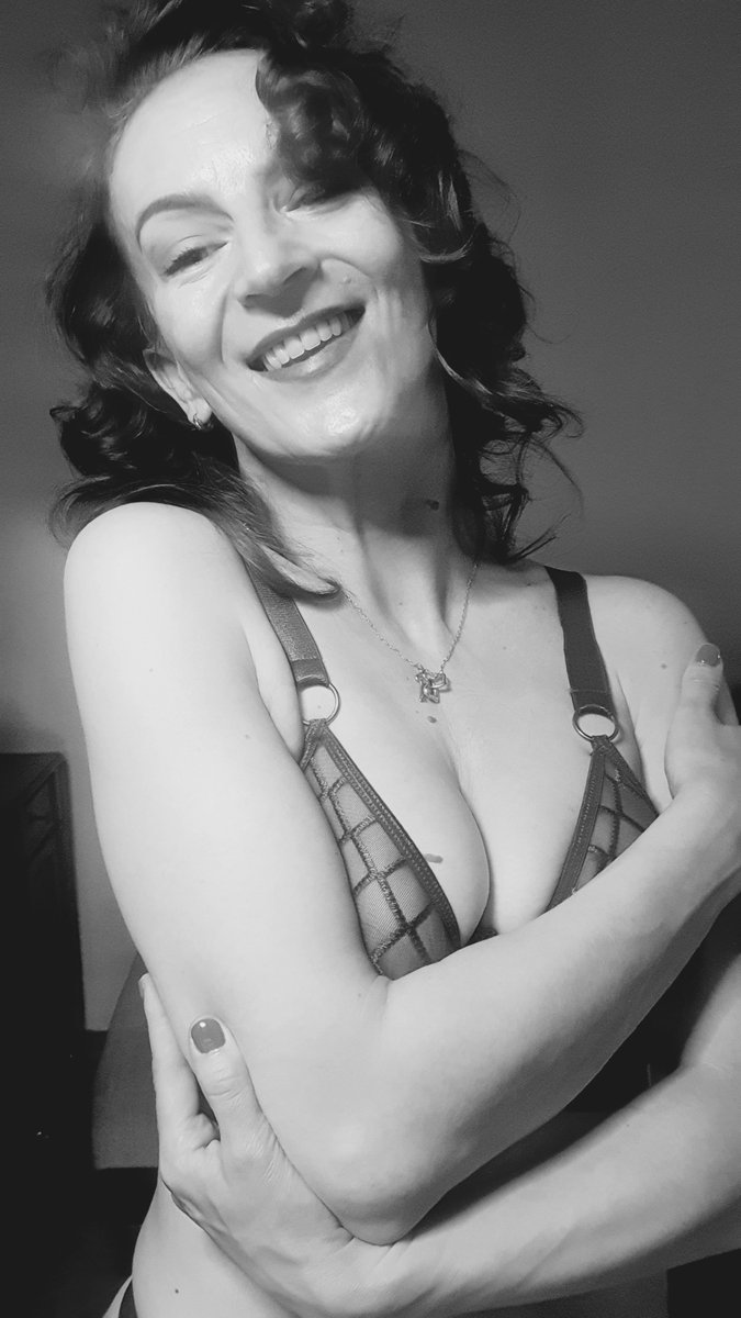 eva_moon91's tweet photo. Don't miss me
#live #fun #camgirl #sexy  #domi2 #lush #lovense #milf #squirt #feet #hot https://t.co/653PDMQjq9