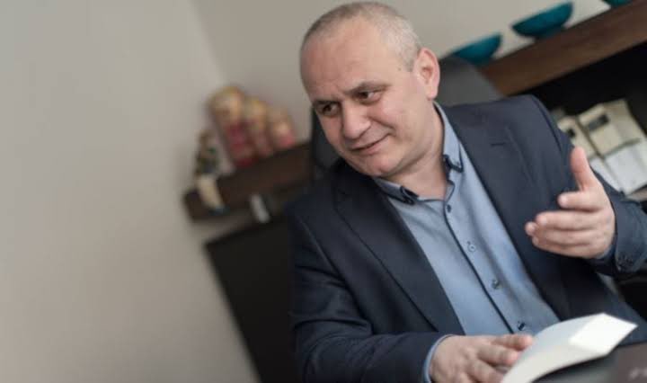 İlahiyatçı Cemil Kılıç: "Bize şeriat değil, Türk töresi gerek. Şeriat, Türk karşıtlığıdır.

Kim ki şeriatı savunuyorsa; devlete, Anayasa’ya ve Cumhuriyet'e düşmandır.

Ayrıca şeriat Allah'ın yasası değil, bedevi Arap töresidir. Şeriat ayrı, İslam ayrıdır."