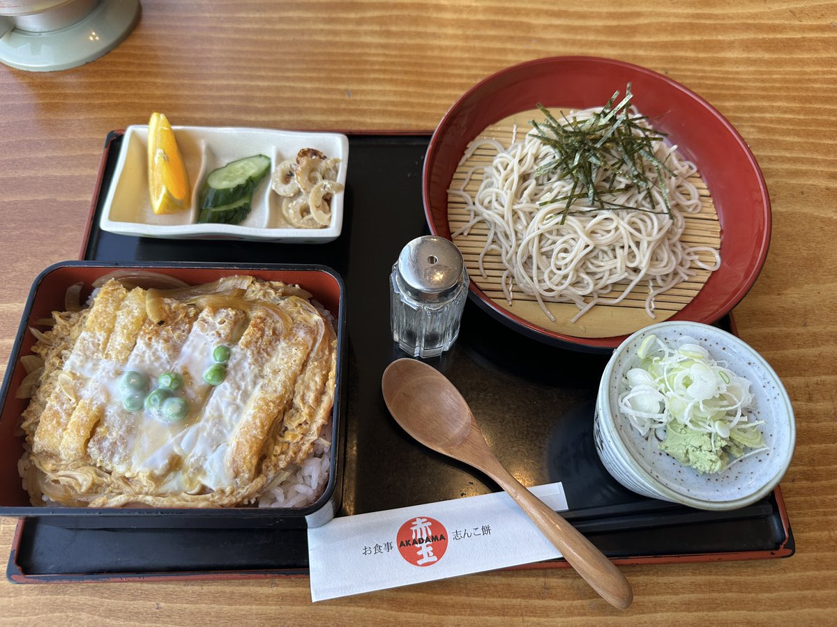 いよいよ明後日までの崎ジャスことイオン土崎港店。
建替後に復活せず現店舗とともに閉店となる「赤玉」さんに最後に。
野菜たっぷりタンメンと、かつ重で迷って、最後だからと両方で😆 ンマイ！
名物の志ん古もちは本日分売り切れでした。開店時間前から行列らしい…
#赤玉 #秋田市 #イオン土崎港店 