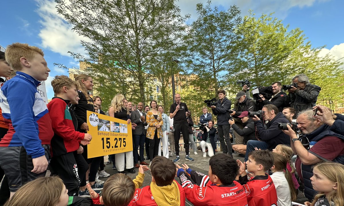 Ook namens TalentNED zetten wij ons graag in voor het behoud van de IJsbaan in Groningen. Namens TalentNED waren Daan, Arjen en Gerard aanwezig! Oud TalentNED’er Meike Veen overhandigde, samen met Joy Beune, de cheque aan de gemeenteraad van Groningen #behouddeijsbaaningroningen