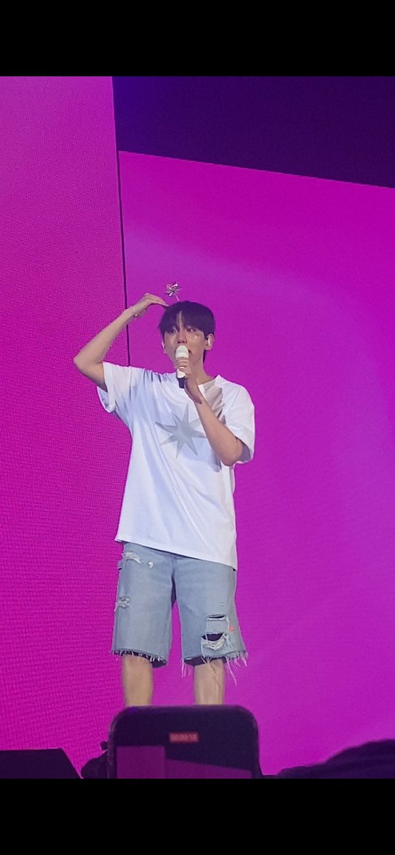 HnbrmCB's tweet photo. ความรัก 12ปีของฉัน😭😭
🍓🥬🍒💖🤏🏻
#BAEKHYUN #백현 
#BBHLonsdaleiteinBKK 
#2024BAEKHYUNASIATOURinBKK https://t.co/c2HVb3kkT3