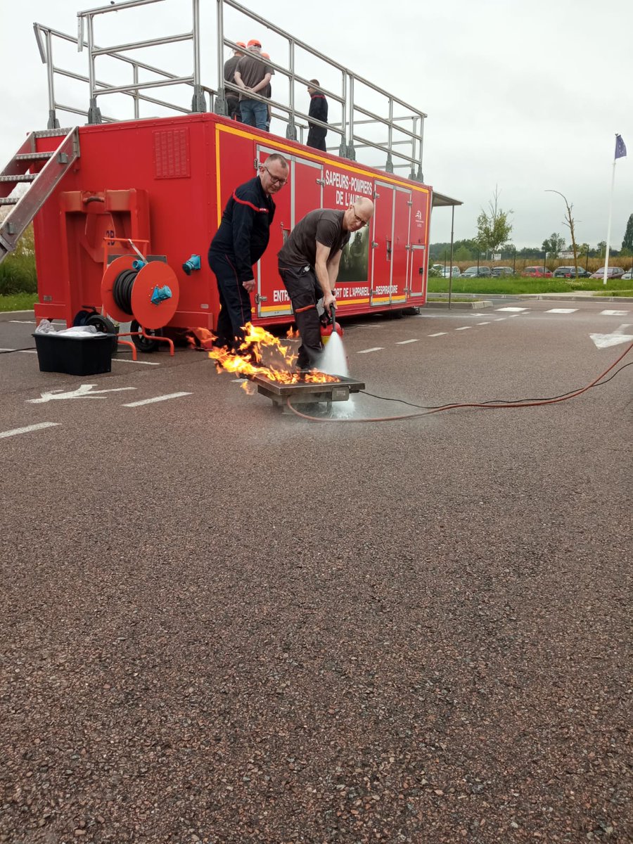 SDIS_10's tweet photo. Aujourd'hui et demain les sapeurs-pompiers de l’Aube participent au forum sécurité 🦺 au technicentre SNCF de #Romilly
Promotion du volontariat, présentation du matériel, passage dans la cellule d’entrainement au port de l'appareil respiratoire isolant et maniement d'extincteur… https://t.co/8FFf4EpWGL