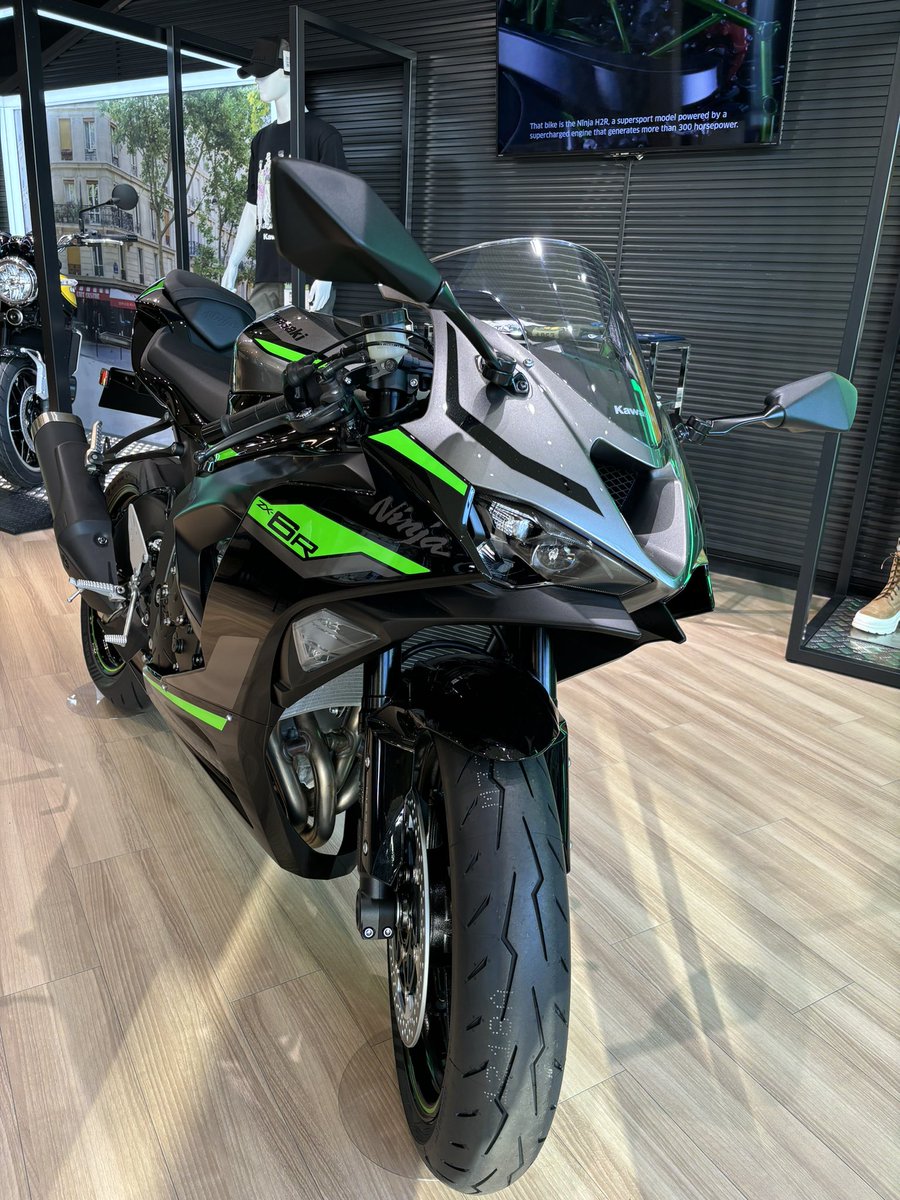 Ninja ZX-6R ・メタリックフラットスパークブラック ・メタリック