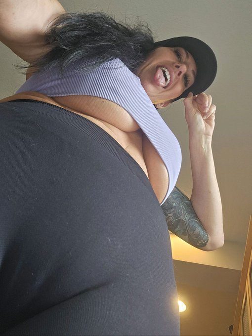 While you're down there, make yourself useful.😛😸💦 https://t.co/LIrB3G62of