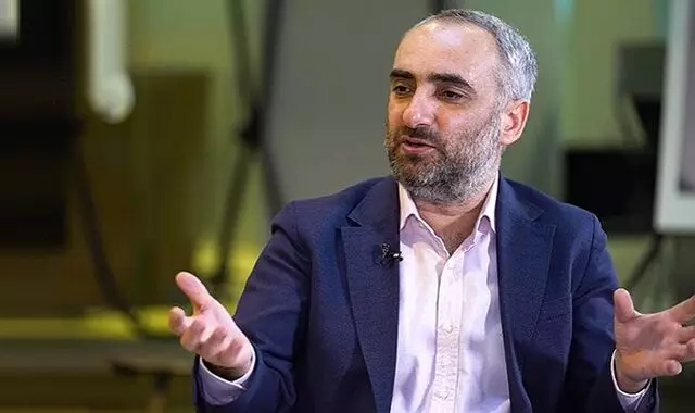 İsmail Saymaz:  "Ben Mehmet Şimşek’in yerinde olsam ‘Yurt içine giriş harcı’ da koyarım.  

Vatandaş çıkarken bir veriyorsa, girerken iki vermeli ki, Türkiye Yüzyılı’na döndüğünü içinde hissetmeli."