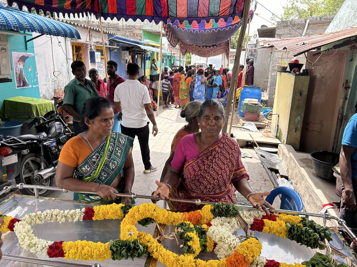 Ahmedshabbir20's tweet image. One street in #Karunapuram has 10 dead bodies 

Have never seen something like this. Horrible horrible tragedy. 

#Kallakurachi