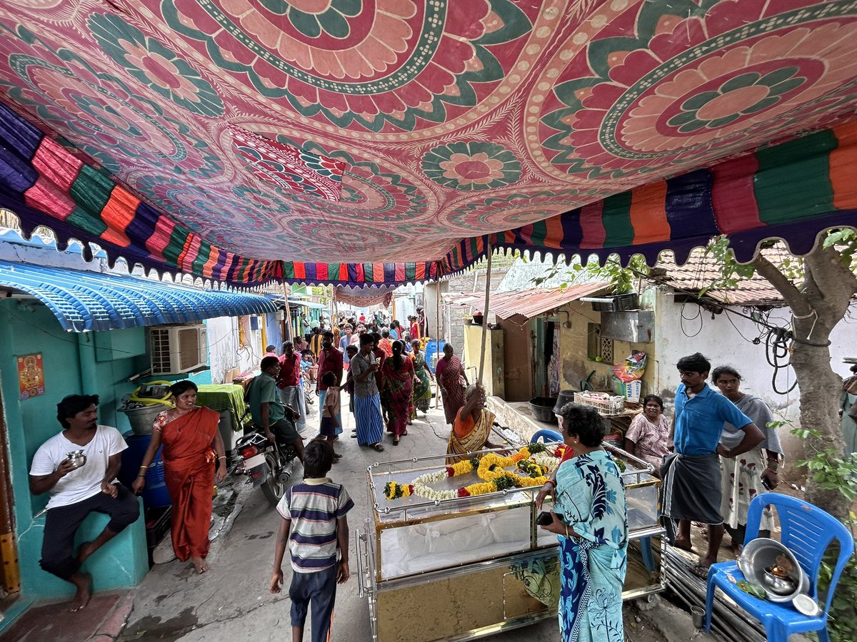 Ahmedshabbir20's tweet image. One street in #Karunapuram has 10 dead bodies 

Have never seen something like this. Horrible horrible tragedy. 

#Kallakurachi