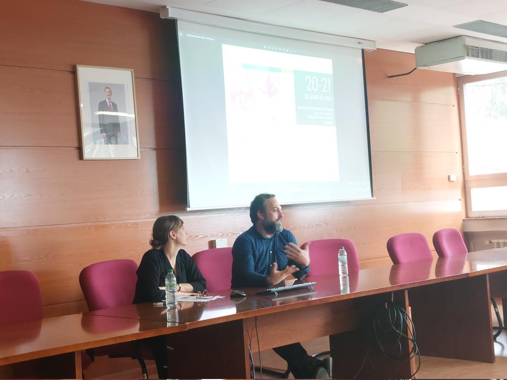 AAlvarezOssorio's tweet photo. Momento emotivo al comenzar la conferencia sobre "Fracasos positivos. Revertir las genealogía del fracaso", que se celebra en la @FyL_UAM Solène de Pablos y Saúl Martínez Bermejo evocan el surgimiento de la idea del proyecto @FAILUREPROJECT1 https://t.co/Fqvq1JYH6I