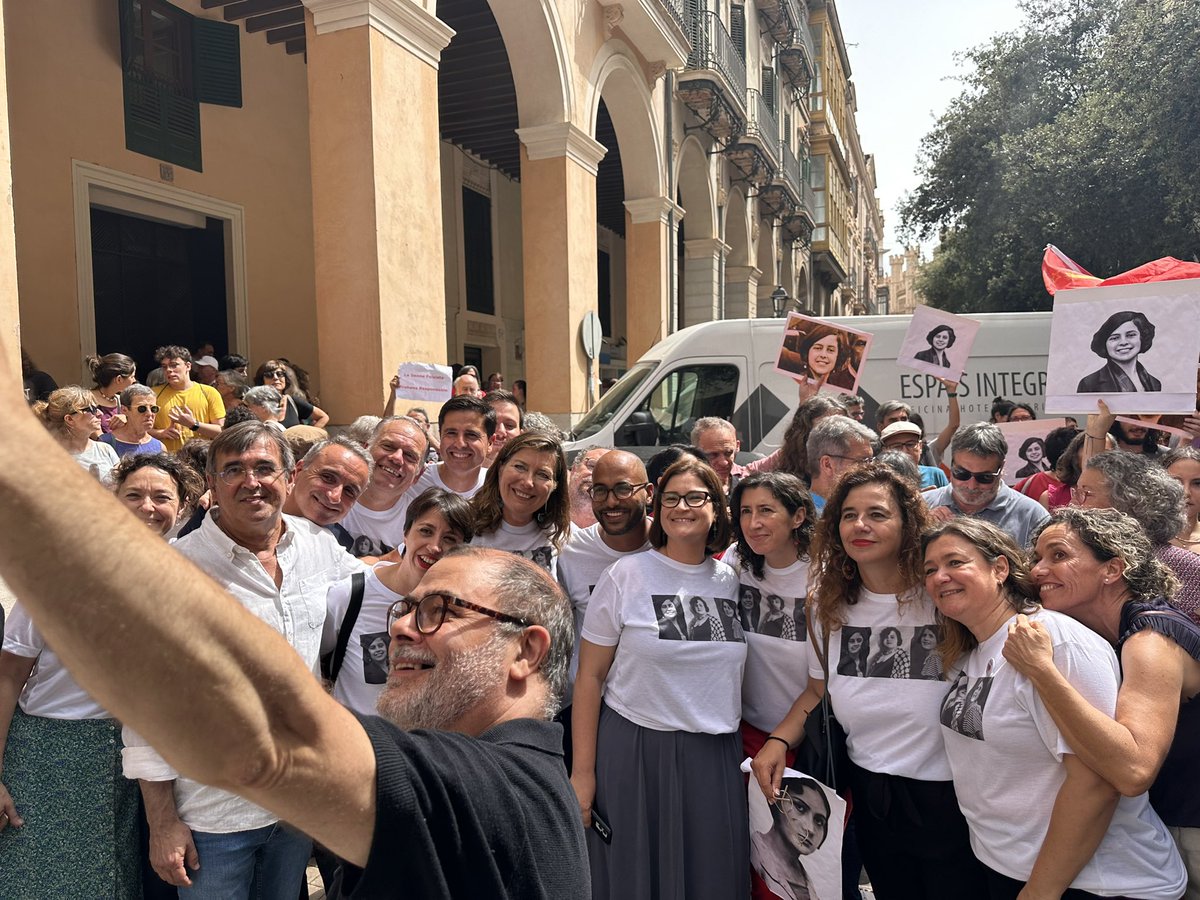 psibpsoe's tweet photo. ❤️Aurora Picornell, les Roges del Molinar i moltes persones més que van ser assassinades pel franquisme, són l'exemple de lluitadores incansables pels drets i la justícia social, ens inspiren a continuar la seva tasca i a no permetre que el feixisme tingui cabuda en les nostres institucions.

✊🌹𝐒𝐞𝐦𝐩𝐫𝐞 𝐚𝐥 𝐜𝐨𝐬𝐭𝐚𝐭 𝐝𝐞 𝐥𝐚 𝐠𝐞𝐧𝐭. 𝐌𝐞𝐦𝐨̀𝐫𝐢𝐚, 𝐣𝐮𝐬𝐭𝐢́𝐜𝐢𝐚 𝐢 𝐫𝐞𝐩𝐚𝐫𝐚𝐜𝐢𝐨́