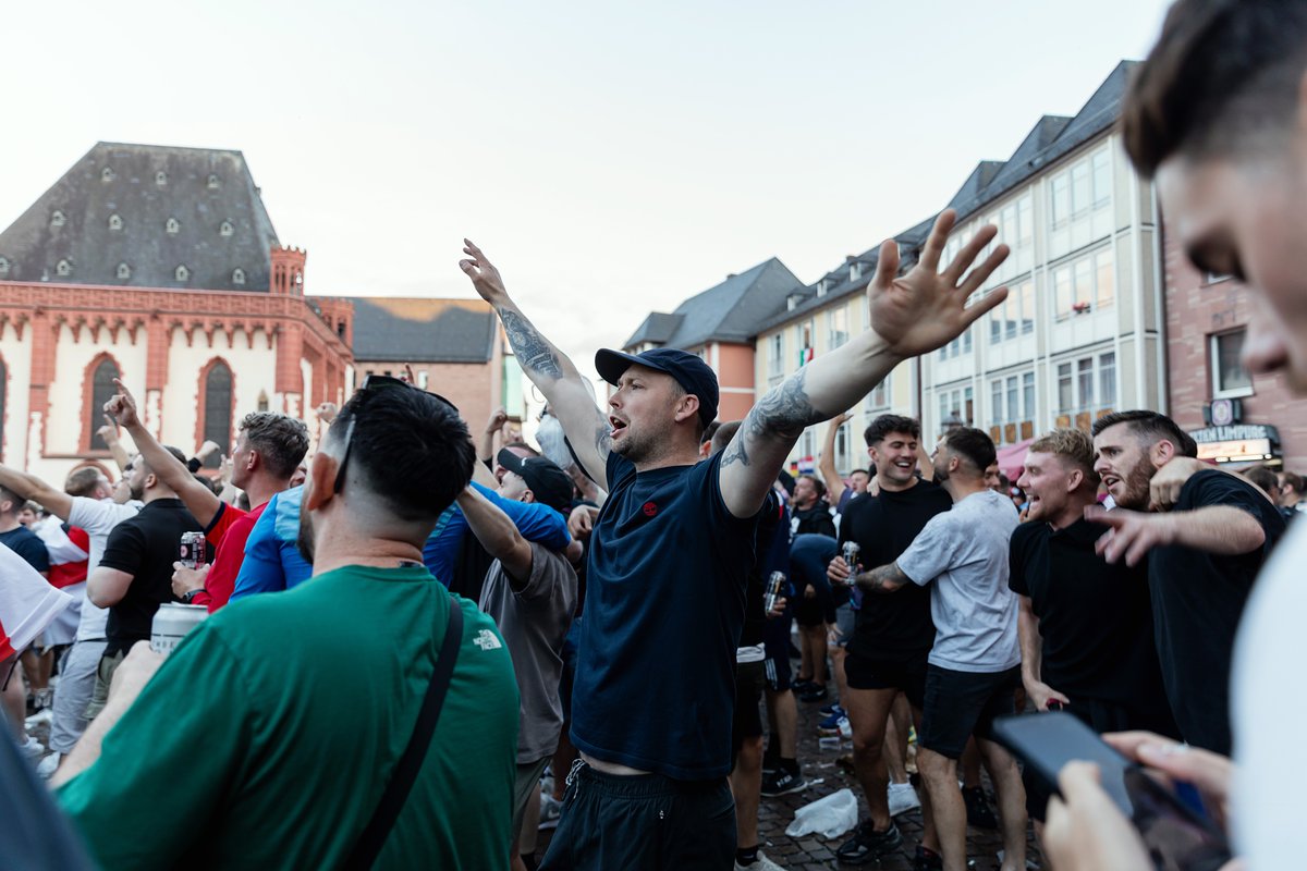 offmrider's tweet image. Englische Fans stimmen sich auf dem Frankfurter Römerberg auf das heutige Spiel gegen Dänemark ein. All Copyrights belong to ©ZinoPeterek, do not use without permission. Contact for Usage.  #DENENG #Frankfurt #ffm #zinografie #England #threelions #englishfans #Euro24 #200624