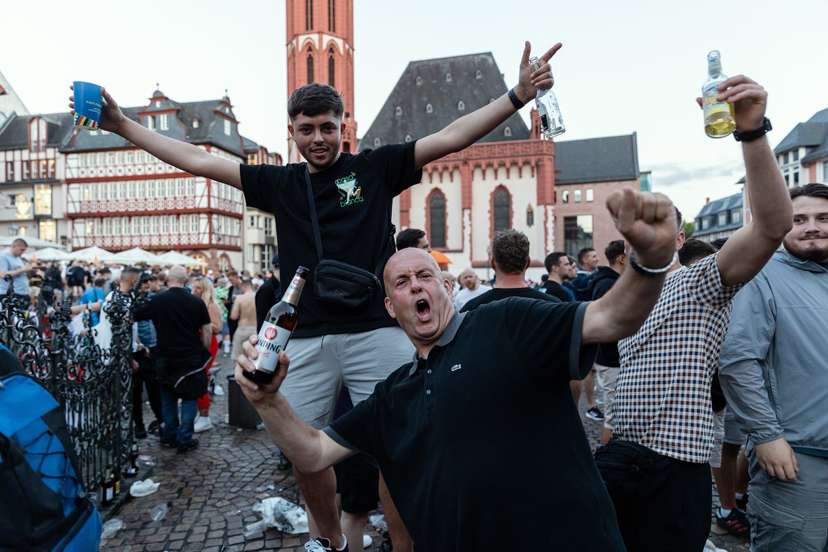 offmrider's tweet image. Englische Fans stimmen sich auf dem Frankfurter Römerberg auf das heutige Spiel gegen Dänemark ein. All Copyrights belong to ©ZinoPeterek, do not use without permission. Contact for Usage.  #DENENG #Frankfurt #ffm #zinografie #England #threelions #englishfans #Euro24 #200624