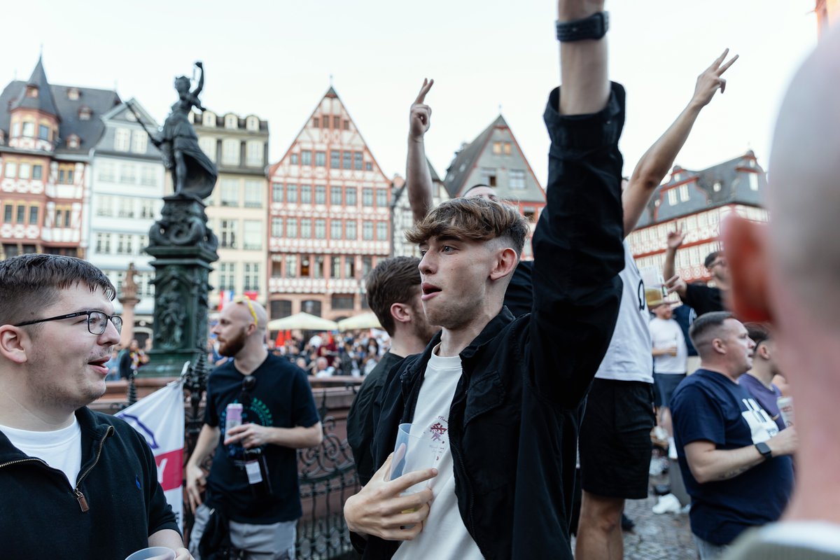 offmrider's tweet image. Englische Fans stimmen sich auf dem Frankfurter Römerberg auf das heutige Spiel gegen Dänemark ein. All Copyrights belong to ©ZinoPeterek, do not use without permission. Contact for Usage.  #DENENG #Frankfurt #ffm #zinografie #England #threelions #englishfans #Euro24 #200624