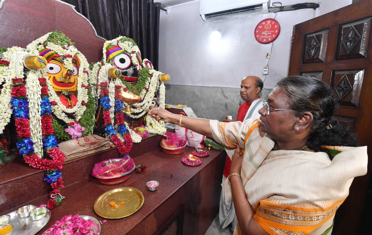 TheManavPatil's tweet photo. भारतराष्ट्रस्य यशस्विनीभ्यः महामहिम राष्ट्रपति महाभागाभ्यः श्रीमतीभ्यः द्रोपदी मुर्मू वर्याभ्यः अनेकाशिवतमशुभकामाः।

'ईश्वरप्राप्ती' या मानवी जीवनाच्या 
एकमेव व परम उद्देशाकडे वाटचाल होऊन... 
अनुभवाने ! प्रवासाची पूर्ती व्हावी ! 🕉️

@rashtrapatibhvn
#DraupadijiMurmu https://t.co/o35u7XRCke