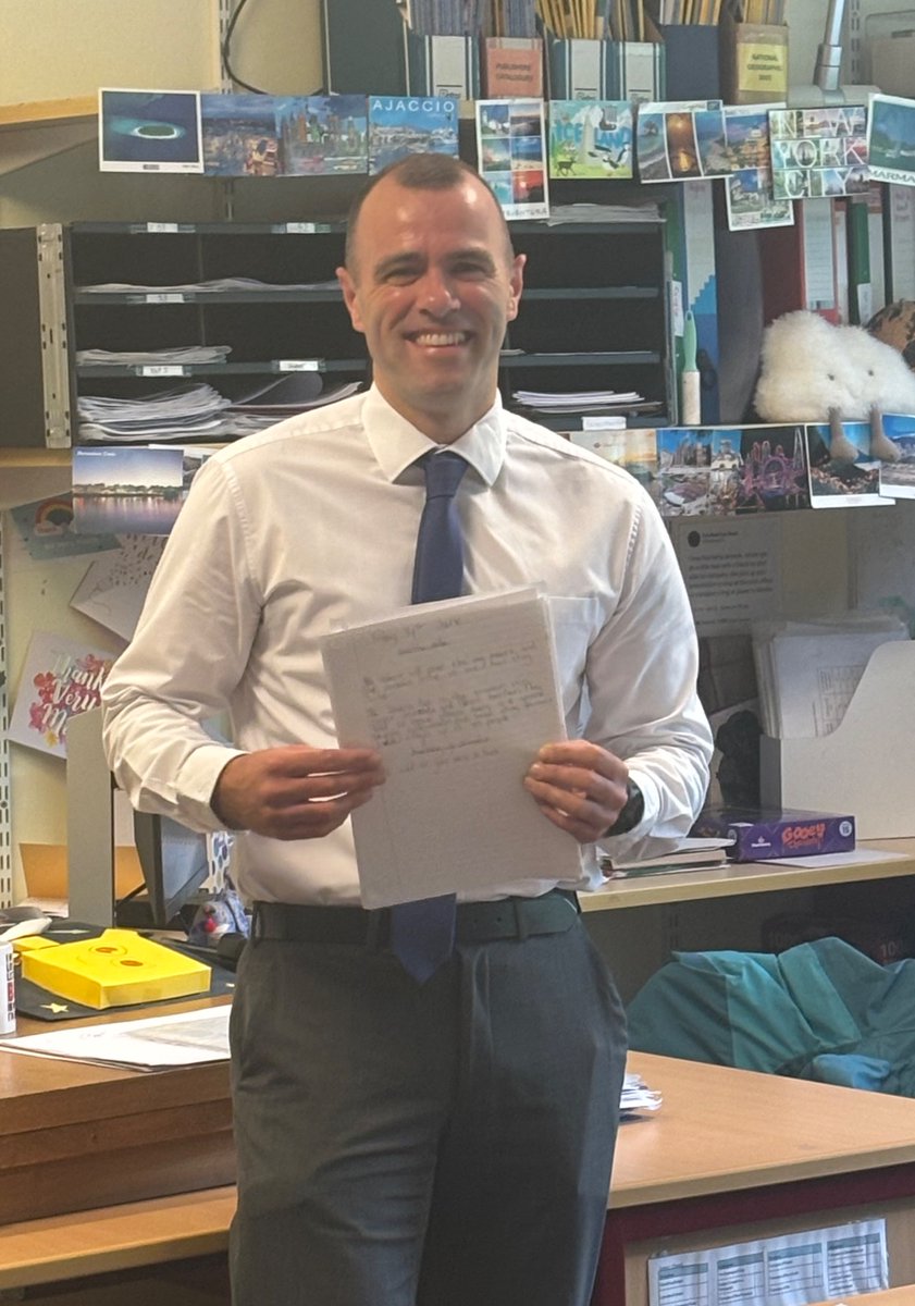 Mr H teaching his last lesson at Rosshall Academy! Lesson starter: Football tactics and game analysis 🤩☀️ ⚽️
