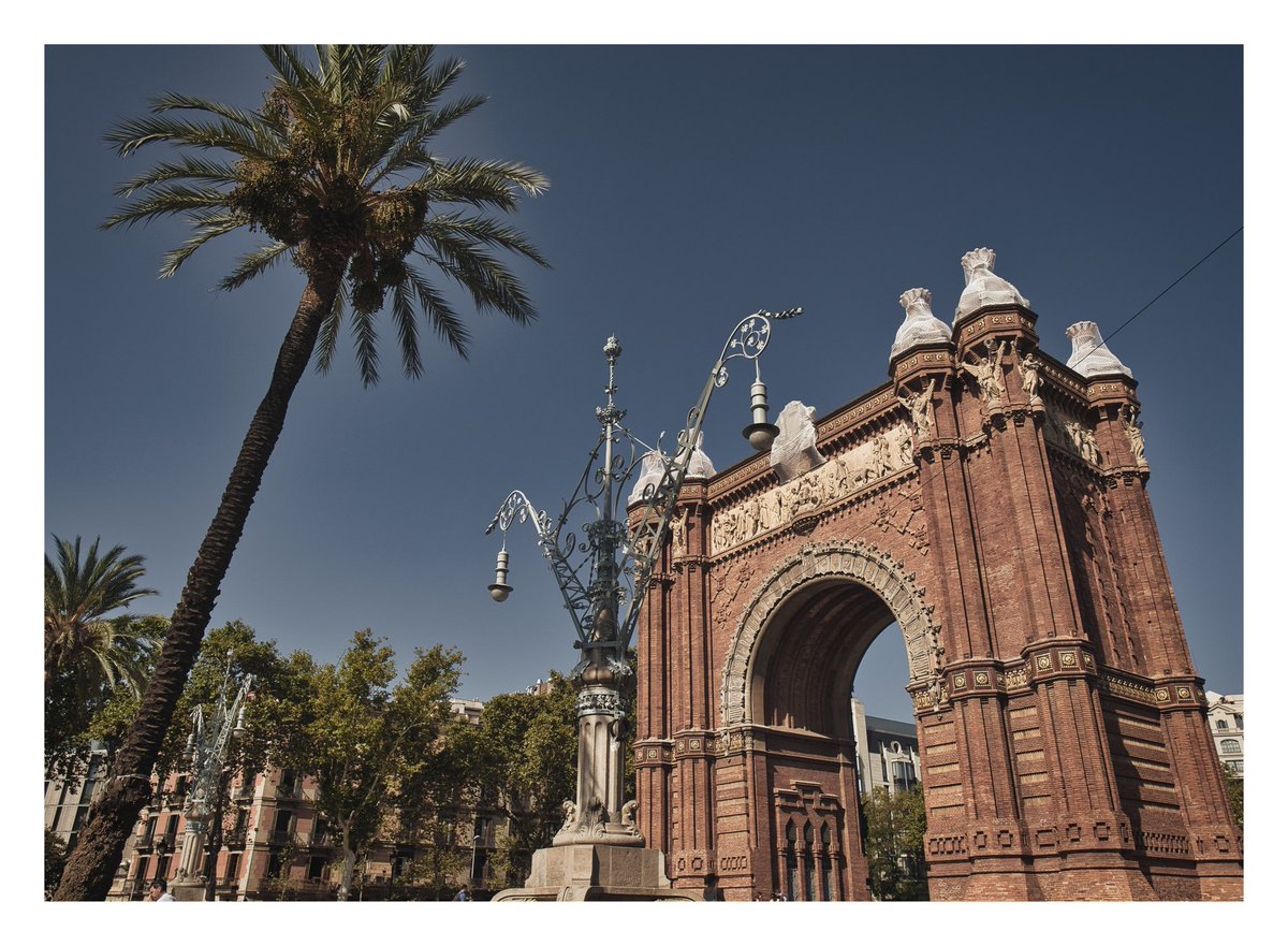 travel_w_lenses's tweet image. 📍Barcelona, Spain
Throwback Thursday
Today’s TBT post is from the beautiful city of Barcelona, Spain.
In the photo we can see the Arc de Triomf. The arch is built in reddish brickwork in the Neo-Mudéjar style.
#visitbarcelona #arcdetriomf #barcelonacity #visitspain