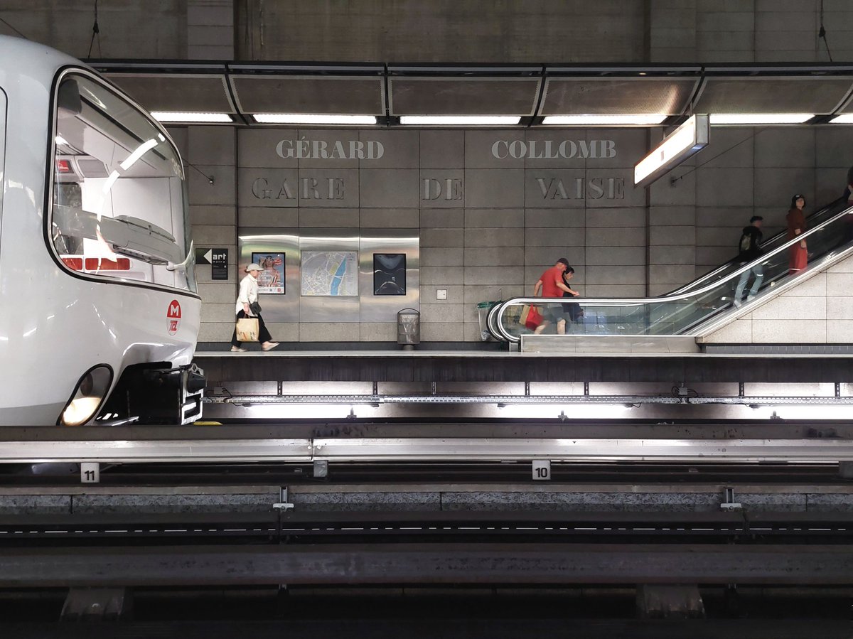 🚇 Métro D, Gare de Vaise - Gérard Collomb

La station est officiellement renommée en mémoire de l’ancien maire de <a href="/villedelyon/">Ville de Lyon</a> et président de la Métropole <a href="/grandlyon/">Métropole de Lyon</a>

Un choix fort en symboles pour saluer celui qui a transformé le paysage lyonnais