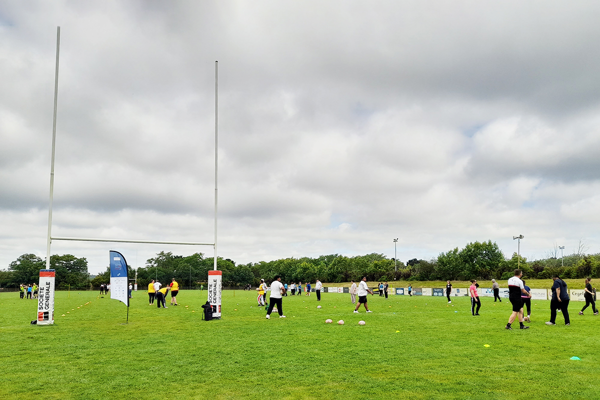 FTravail_PDL's tweet photo. #DSVE (Du Stade vers l'Emploi) à @Angers, animé par la @ffrugby. Une approche innovante du recrutement par @FranceTravail qui valorise les savoir-être. Demandeurs et recruteurs participent à des activités sportives sans dévoiler leur identité, avant de se retrouver au #jobdating. https://t.co/46zr824y5a