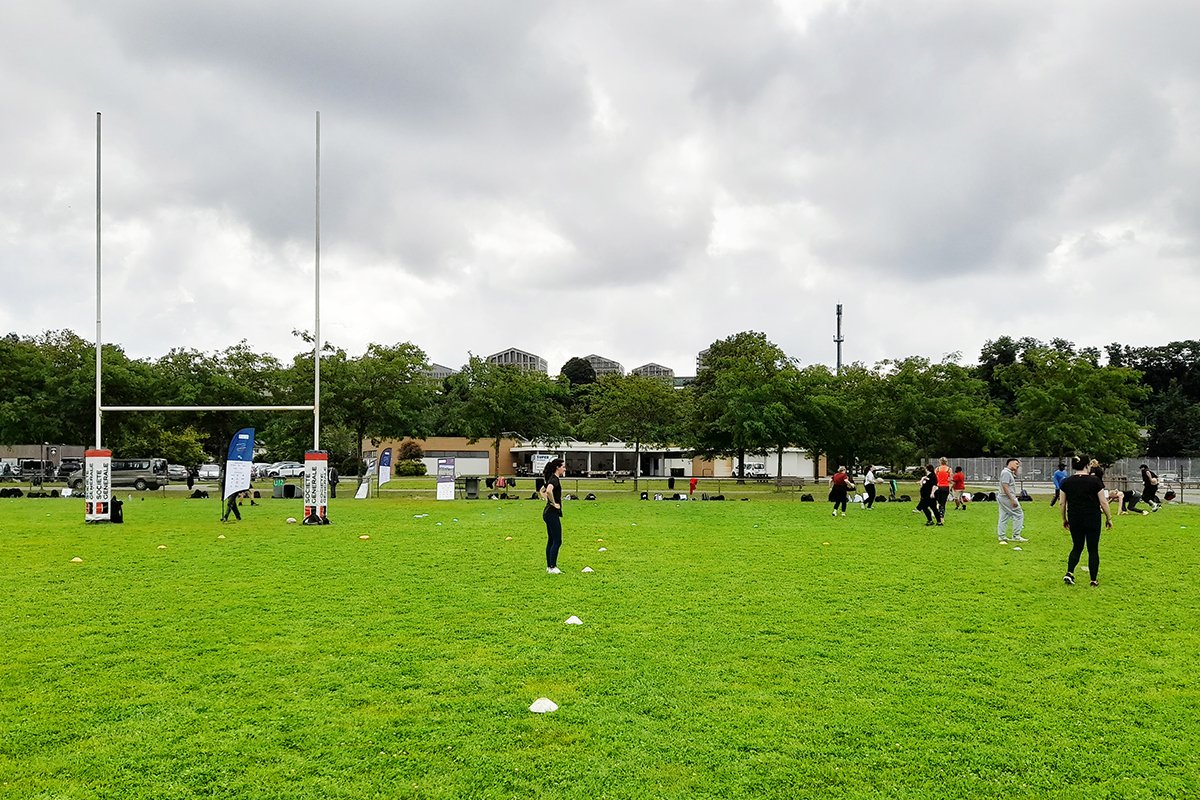 FTravail_PDL's tweet photo. #DSVE (Du Stade vers l'Emploi) à @Angers, animé par la @ffrugby. Une approche innovante du recrutement par @FranceTravail qui valorise les savoir-être. Demandeurs et recruteurs participent à des activités sportives sans dévoiler leur identité, avant de se retrouver au #jobdating. https://t.co/46zr824y5a