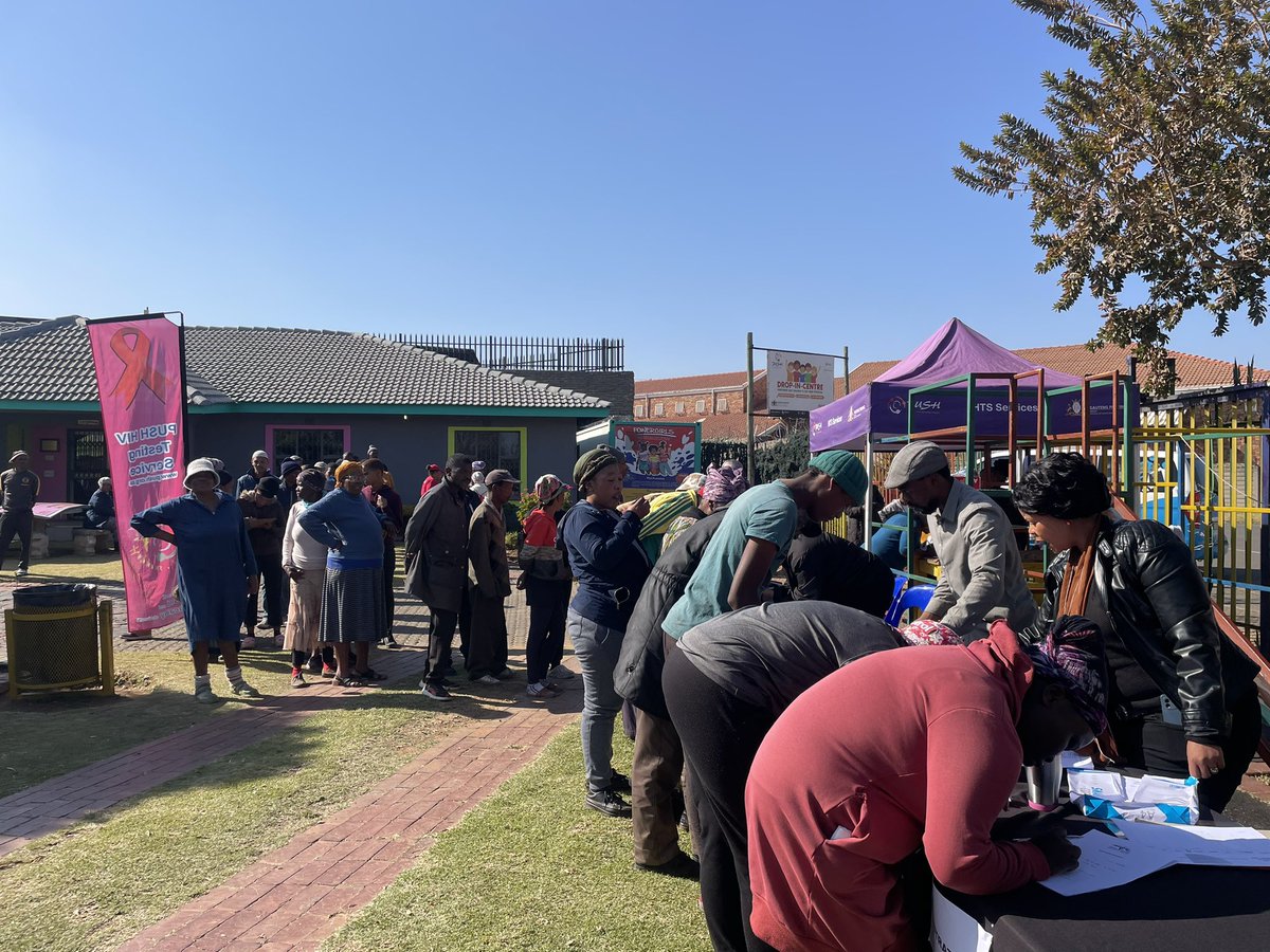 Jozibookfair's tweet photo. The Eldos Community has been waiting since 9am for @HomeAffairsSA who confirmed to come and help the community. Now they are a no show. @PresidencyZA very disappointing, just after elections!!!! https://t.co/i6ZlCYag2G