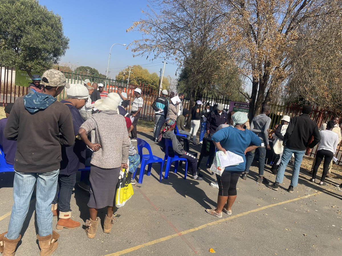Jozibookfair's tweet photo. The Eldos Community has been waiting since 9am for @HomeAffairsSA who confirmed to come and help the community. Now they are a no show. @PresidencyZA very disappointing, just after elections!!!! https://t.co/i6ZlCYag2G