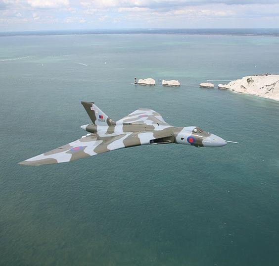 Isleofwight's tweet photo. One word... Epic! 🛩️
📌 The Needles: Landmark Attraction
📷️ Aerospace
#explorebritain #england #capturingbritain #exploreisleofwight #view #seaview #landscape #landscapephotography #pretty #WestWight #TheNeedlesLandmarkAttraction #wow #jet #flypass #landmark https://t.co/DKdfnlxXsV