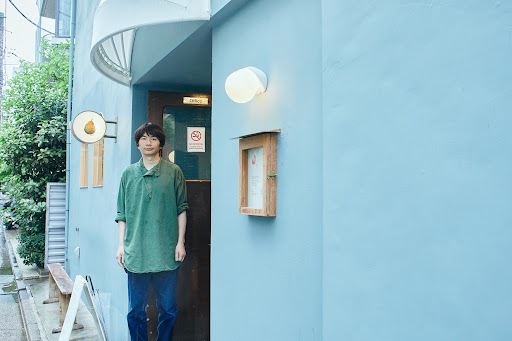artovilla_jp's tweet photo. 連載「 #わたしが手にしたはじめてのアート 」
落ち着ける空間には隙と愛がある。空間にエネルギーを添えるアート
https://t.co/l6ZAMCEEuy

東京や関西でカフェを経営する瀧本祐作さん。お店に飾るアートも置物も、クスッと笑ってもらえるような『ユーモアのあるもの』を意識して選んでいるとのこと。 https://t.co/mJQlABRxjU