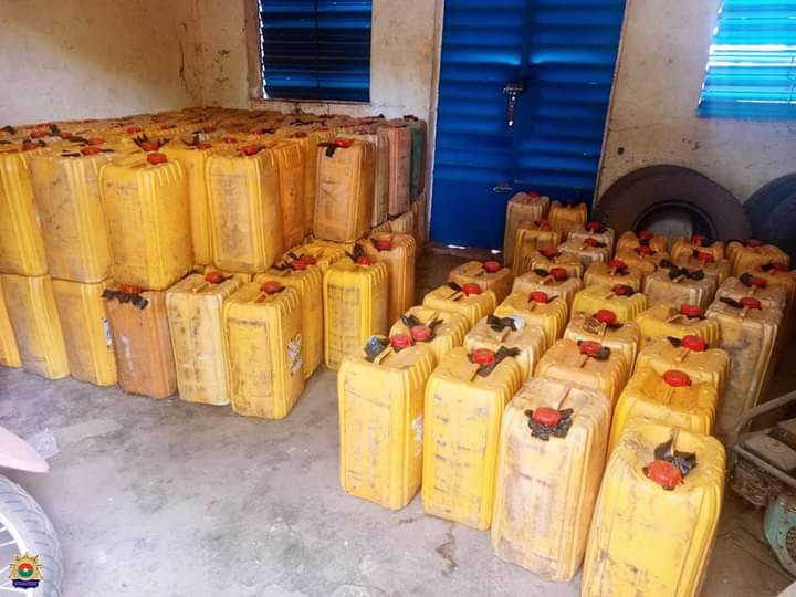 JusteMien's tweet photo. #Burkina
#Contrebande_de_carburant 
Des réseaux démantelés par la Brigade territoriale de #Gendarmerie de #Zabré. 190 bidons d'essence, équivalant à 4.750 litres, a été intercepté grâce à la coopération des Volontaires pour la défense de la patrie communaux (#VDPC). #Lwili https://t.co/yxNJlxnDY0