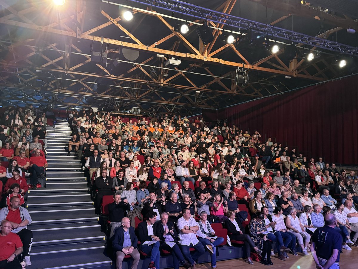 🏅Retour en images sur la #SoiréeDesSportifs 2024 d'#Évron, le "sportif de l'année 2024" est l’équipe seniors filles du CAE CA Evron Handball (président : Jean-Charles Guédon), la bénévole de l'année est Annick Cosson
➡️ Retrouvez le palmarès sur le site : evron.fr/recompenses-de…