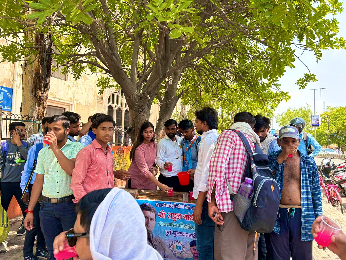 ManyaNsui's tweet photo. जननायक श्री @RahulGandhi जी के जन्मदिन के उपलक्ष में कल आगरा NSUI द्वारा मोहब्बत की दुकान लगाकर छात्रों एवं राहगीरों को शरबत वितरण किया । https://t.co/sr31yh43Lb