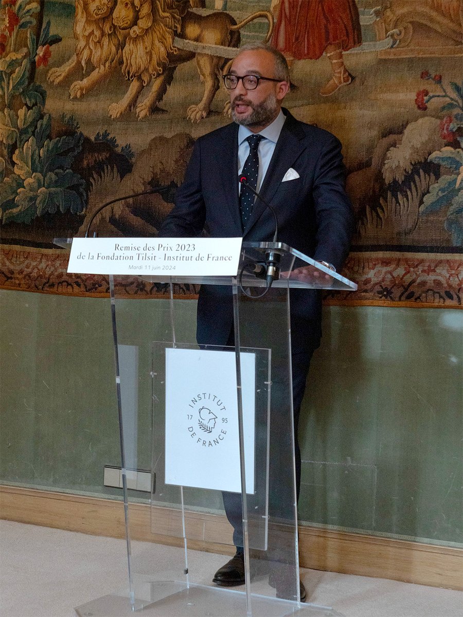 Ecoledeschartes's tweet photo. [#Prix] Félicitations à @ferrerbartomeu (docteur @Ecoledeschartes-@psl_univ), G. Frantzwa (prom. 2015) et E. Vasseur (prom. 2001, professeur), tous trois lauréats du prix Tilsit -@InstitutFrance respectivement dans les catégories «Administration», «Diplomatie» et «Ouvrage» 👏 https://t.co/9xgLvxoKrY