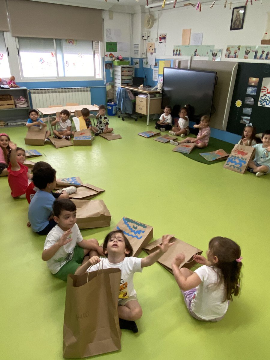 MdcCarla's tweet photo. Preparem la bossa amb tot el que hem fet al llarg del trimestre🦀🦀🦀🦀 @escolamdcprat https://t.co/i0ORGQ7DIN